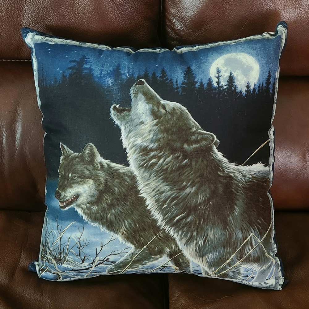 Wolf Howling at Moon Throw Pillow